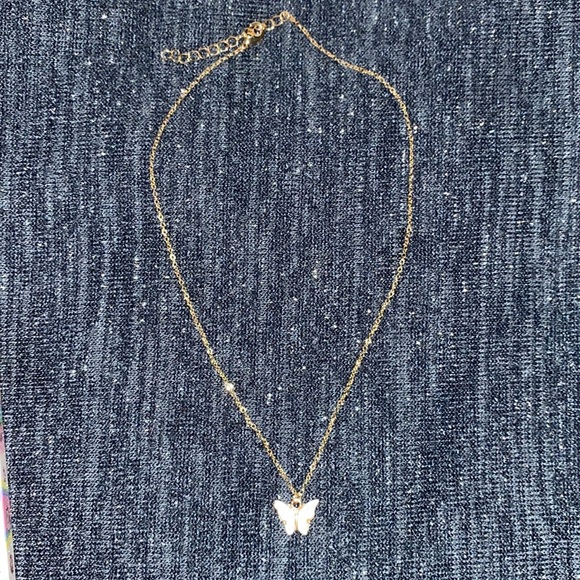 🌟5/$15 Girl’s🎁Bundle: Butterfly Necklace (Wht)Hello Kitty Nails&Heart Earrings - Picture 4 of 7